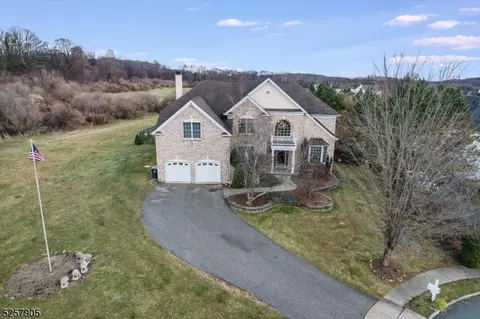 10 Fernwood Ct, Mount Olive, NJ 07836