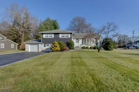 2 Ridge Rd, Pequannock Twp, NJ 07444