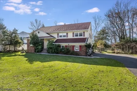 13 Pitcairn Dr, Roseland, NJ 07068