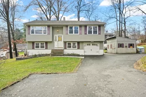 15 Pleasant Valley Dr, Vernon, NJ 07462