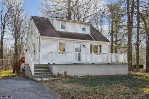16 Hillcrest Dr, West Milford Twp, NJ 07421
