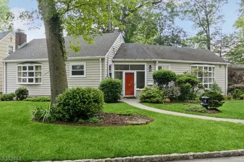 26 N Cedar Pkwy, Livingston, NJ 07039
