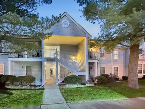 15 Townsend Ct, Franklin Park, NJ 08823