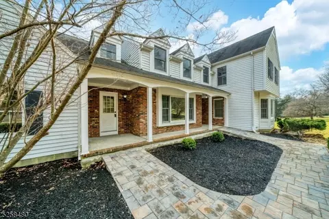 17 Bridge Hollow Rd, Tewksbury Twp, NJ 07830