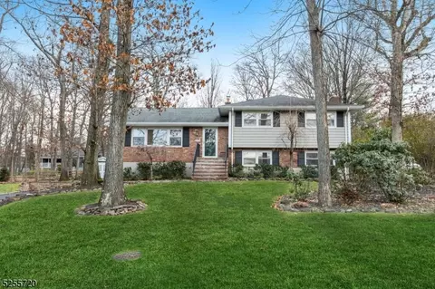 32 Hamilton Dr E, Caldwell, NJ 07006