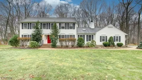 10 Hemlock Ln, Roxbury Township, NJ 07836