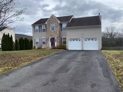 54 Shippen Rdg, Oxford, NJ 07863