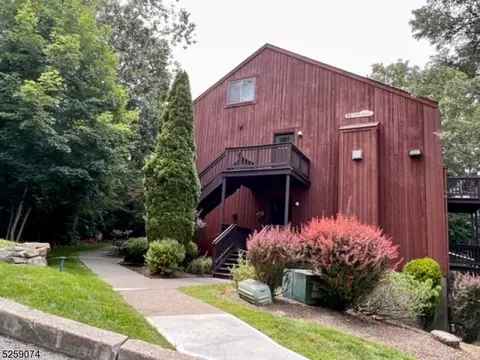 1 Port Royal Dr #9, Vernon, NJ 07462