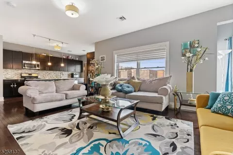 110 Broad St #403, Newark, NJ 07104