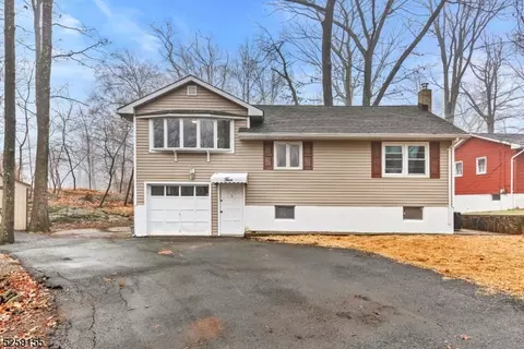5 Seton Trl, Hopatcong, NJ 07843