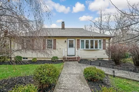 3 Beechwood Ter, Green Brook, NJ 08812