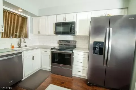 67 Meadowview Dr, Annandale, NJ 08801