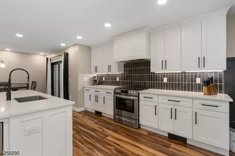 28 Rupells Rd, Clinton, NJ 08809