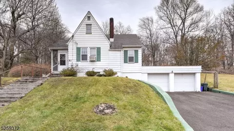 82 Bullens Ave, Totowa, NJ 07512