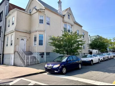 298 14th Ave #3, Newark, NJ 07103