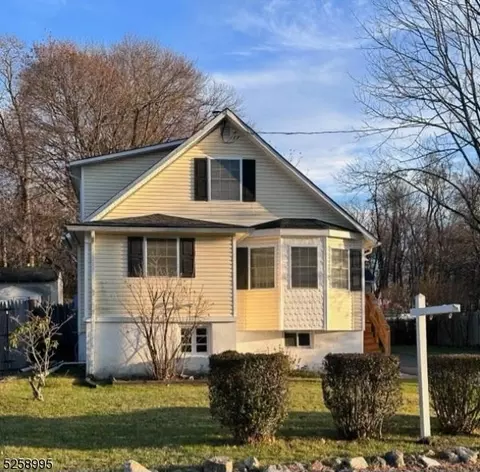 40 Rapalyea Rd, Hopatcong, NJ 07843