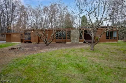 4 Beaver Brook Rd, Clinton Twp, NJ 08801