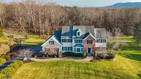 17 Chalfonte Dr, Lebanon, NJ 08833