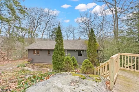 310 W Lakeshore Dr, Vernon Twp, NJ 07422