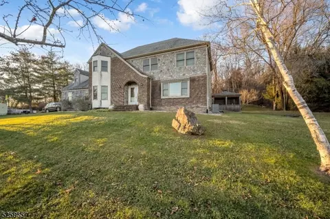 3 Rosewood Ln, Washington, NJ 07882