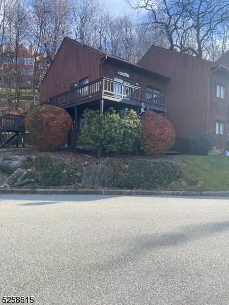 14 Stonehill Dr #2, Vernon, NJ 07462