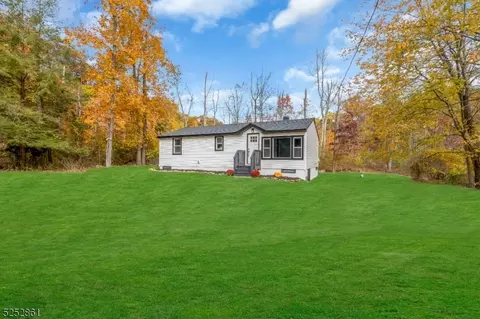 13 Mulberry Ln, Newton, NJ 07860