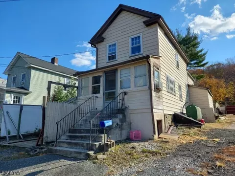 14 Green St, Oxford, NJ 07863