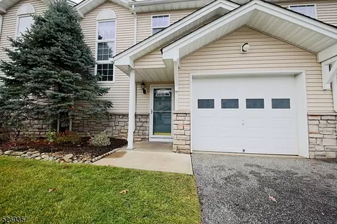 13 Ferndale Ln, Hamburg, NJ 07419