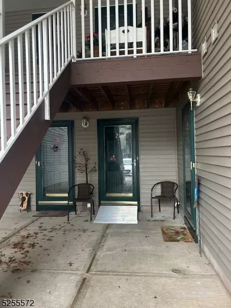 21 Woodcrest Ln, Clinton, NJ 08809