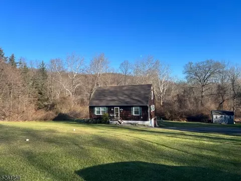 561 Charlestown Rd, Hampton, NJ 08827