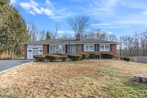 32 Crescent Dr, Jefferson, NJ 07849