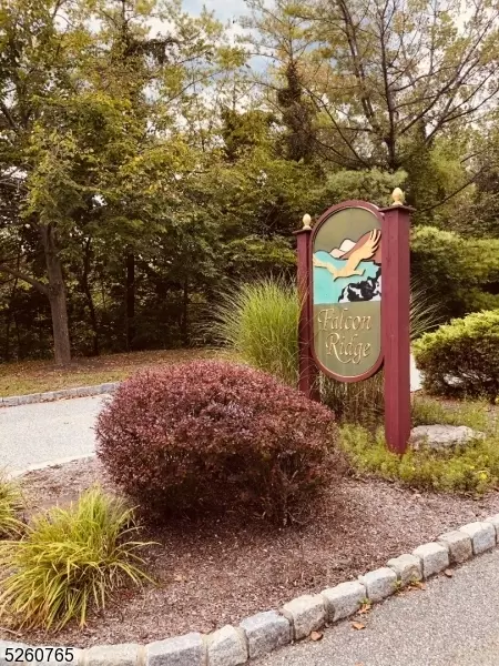 35 Falcon Ridge Way, Hamburg, NJ 07419