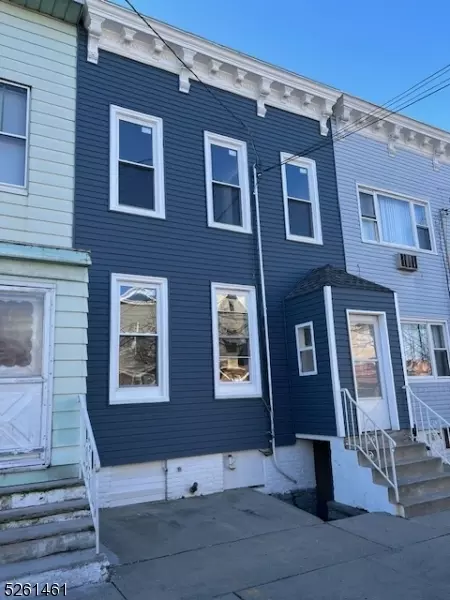 527 6th St, Union City, NJ 07087