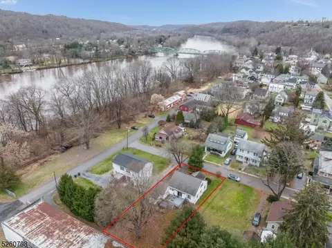 18 Walnut St, Milford, NJ 08848