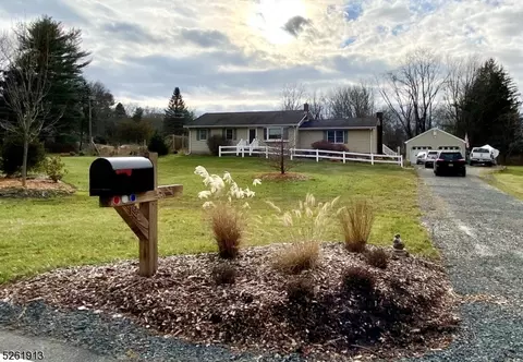 19 Old Farmers Rd, Washington Twp, NJ 07853