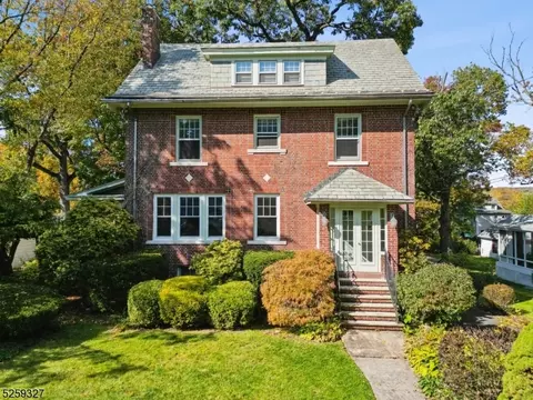 53 Bowdoin St, Maplewood, NJ 07040