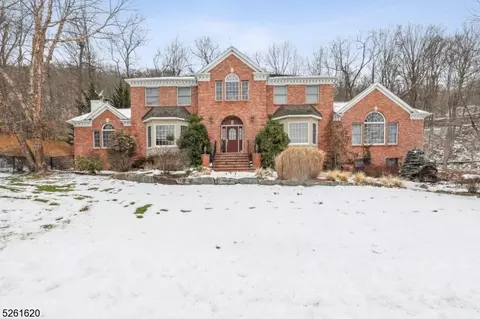 39 Crescent Dr, Ringwood, NJ 07456