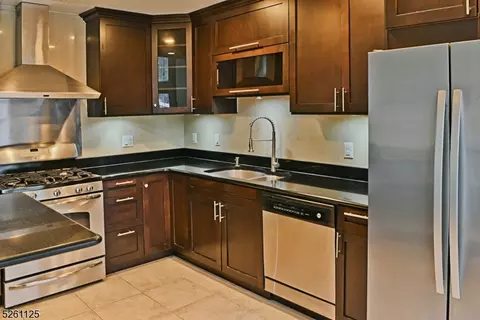 55 Heritage Ct, Montville Twp, NJ 07082