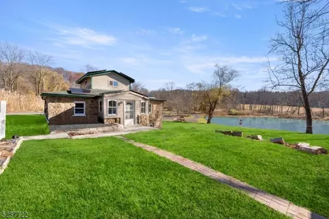 12 Farrell Ln, Glen Gardner, NJ 08826