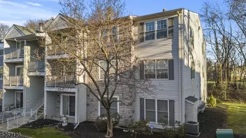 28 Willow Ct, Trenton, NJ 08619