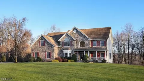 7 Ming Ct, Chester, NJ 07930