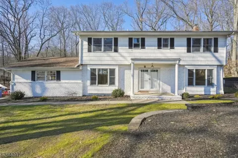 8 Stratford Way, Morris Plains, NJ 07950