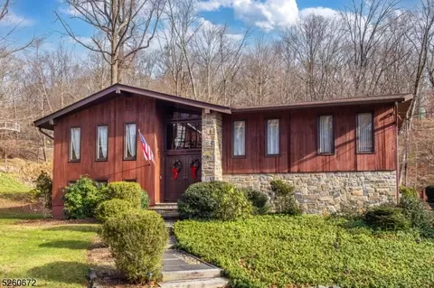 121 Old Wood Ln, Boonton, NJ 07005