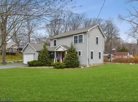 30 Washington Trl, Hopatcong, NJ 07843