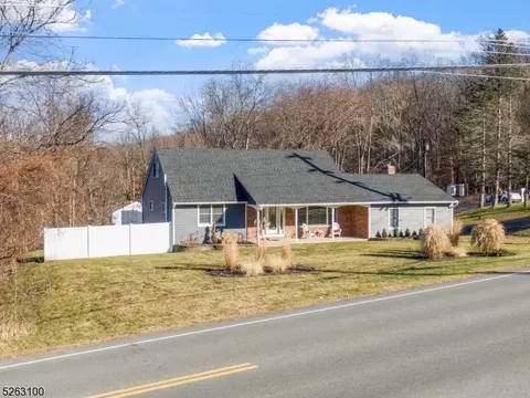 9 Lake Pochung Rd, Sussex, NJ 07461