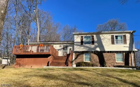 1 Beacon Rd, Hopatcong, NJ 07843