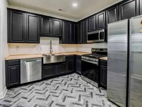 56 Limerick Ln, Phillipsburg, NJ 08865
