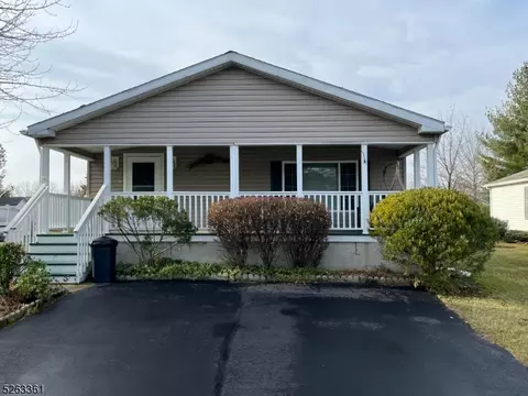 15 Willow Dr, Belvidere, NJ 07823