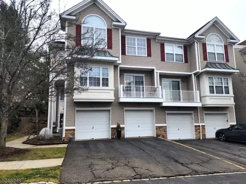 102 Lakeview Ct, Pompton Lakes, NJ 07442