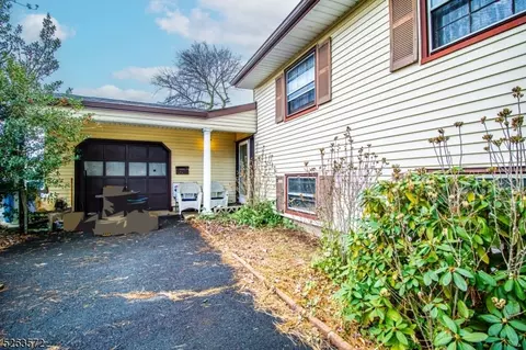 6 Foxwood Dr, East Franklin, NJ 08873